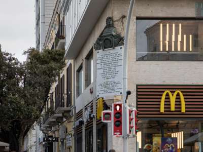 L�ultimo isolato della strada � contraddistinto da negozi pi� recenti: c�� persino un McDonald�s aperto all�interno del �grattacielo� della Motta, innalzato nel 1955 per ospitare la famosa ditta di dolciumi